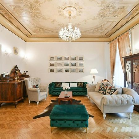 Stunning Charles Bridge Apartment Prag Exteriör bild