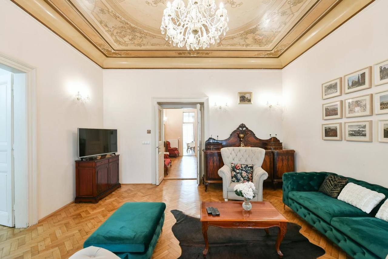 Stunning Charles Bridge Apartment Prag Exteriör bild