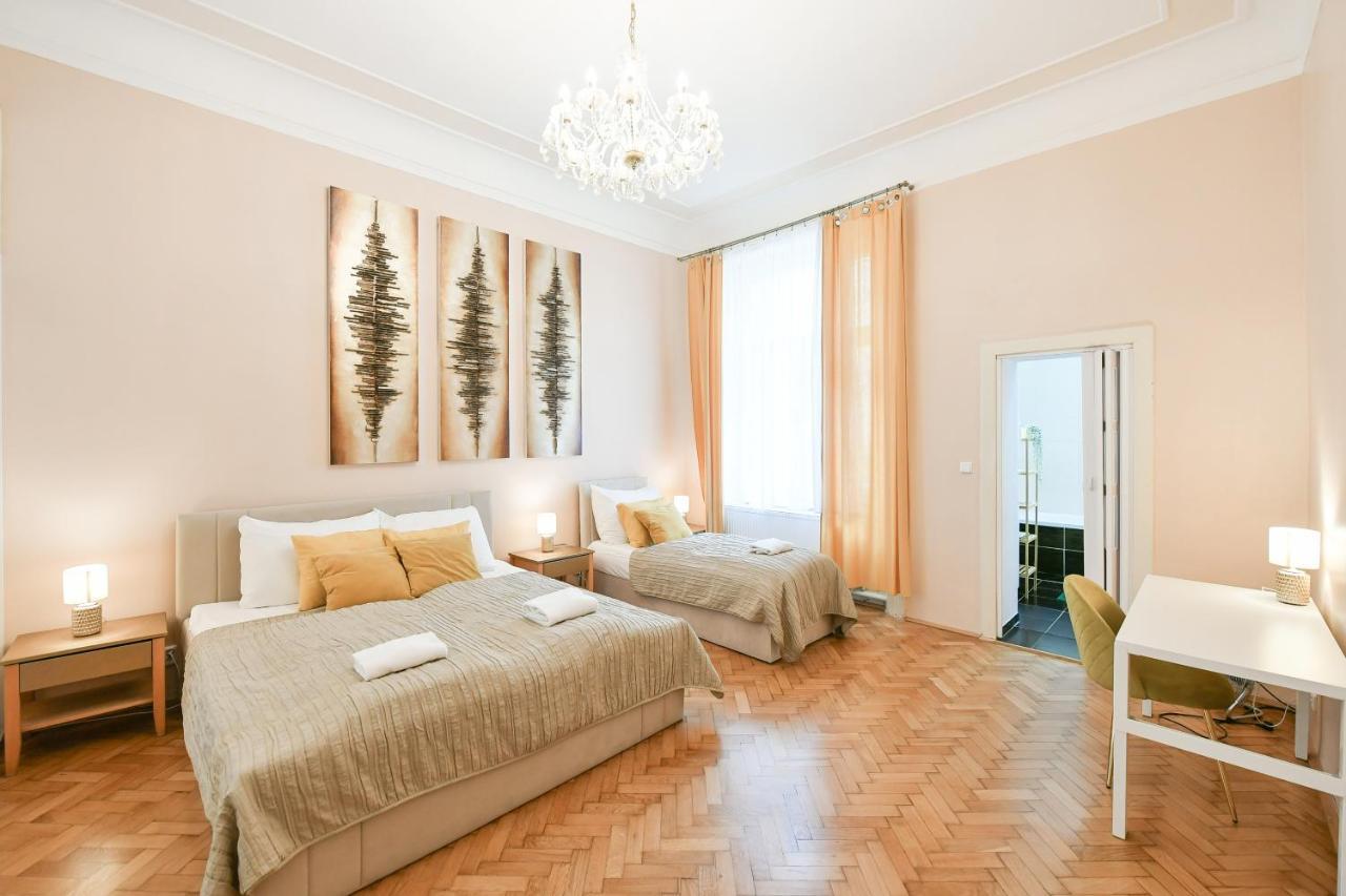 Stunning Charles Bridge Apartment Prag Exteriör bild