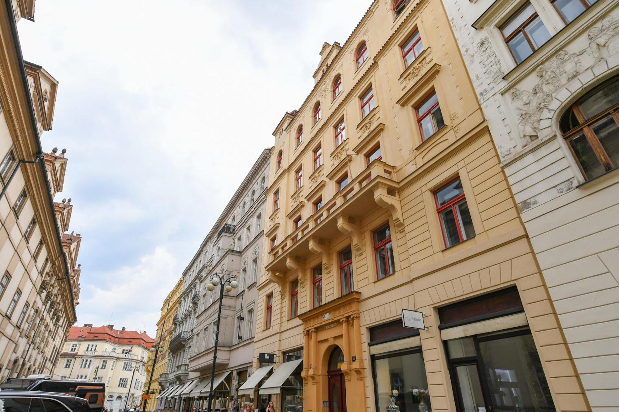 Stunning Charles Bridge Apartment Prag Exteriör bild