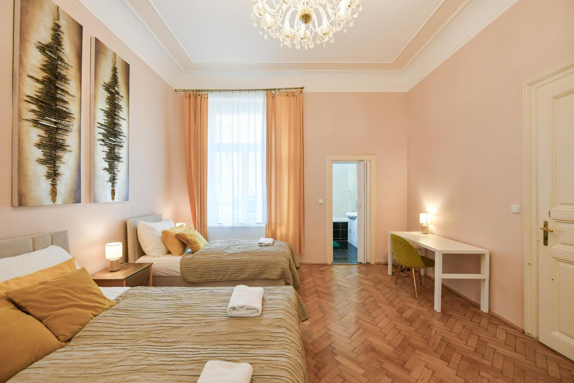 Stunning Charles Bridge Apartment Prag Exteriör bild